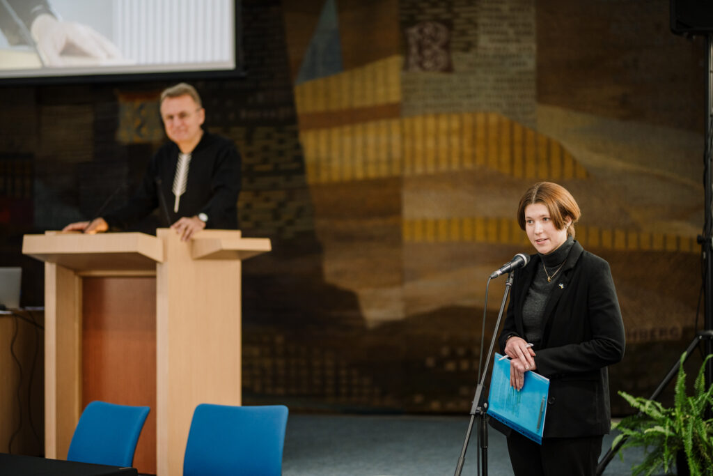 Agniia Nesmiian ametlik eesti–ukraina tõlge Tartu ja Lvivi sõpruslepingu allkirjastamisel